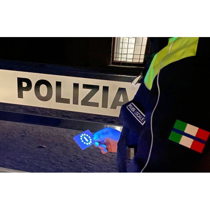 Lanterna criminalistica lumina alba si UV 365nm - cu clips si cu prindere magetica